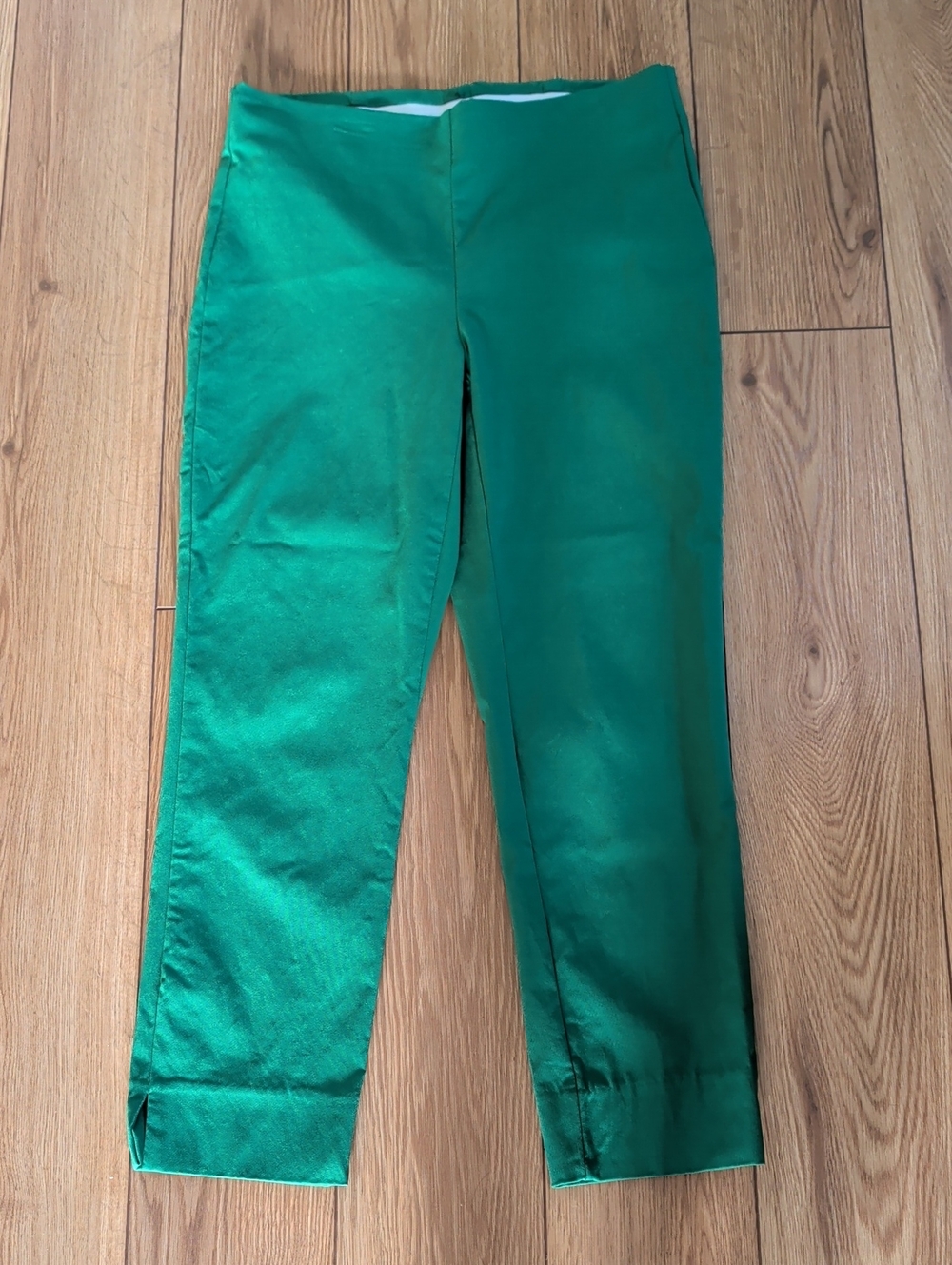 Women’s Green Stretch Pull-On Capri Pants